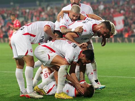 הפועל ב``ש מביסה 0:3 את הפועל חדרה ומצמקת את הפער ממכבי חיפה לנקודה בלבד, לפחות עד יום שני. חמד פתח, קלימלה הכפיל ולופס סגר עניין. בריירו הורחק בתוספת הזמן (אלן שיבר)