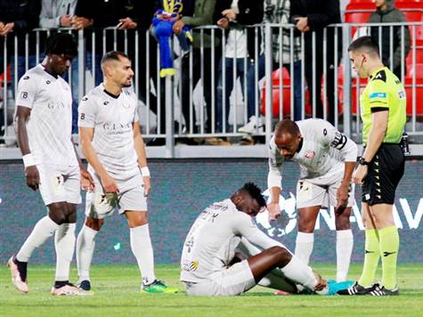 כבר בדקה השביעית: פיליפ איפולה על הדשא, לא יכול להמשיך לשחק - חדרה ככל הנראה בדרך לחילוף מוקדם (צילום: קובי אליהו)