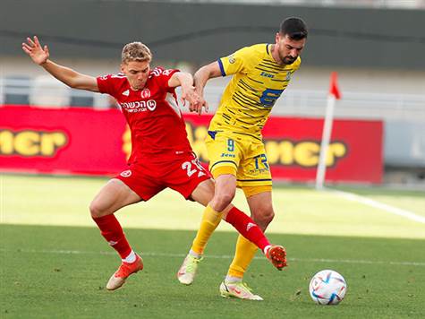 צריך להודות על האמת: הפועל ת``א פשוט ביכולת חלשה. במחצית שעלולה להיות גורלית מבחינתה, היא עוד לא הגיעה למצב הבקעה אחד אמיתי. רגעים לא טובים לקבוצה באדום (צילום: אלן שיבר)