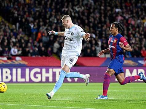 ברצלונה שולטת בכדור, אבל מדובר במשחק שקול עד כה (GETTY)