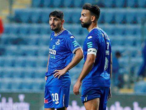 <STRONG>0:1 לריינה!</STRONG> דווקא בדקות טובות של פ``ת, התקפה צהובה הסתיימה בהקפצה גאונית של אזולאי לוורגאס, והוא הכניע את ינקאפולוס (אלן שיבר)