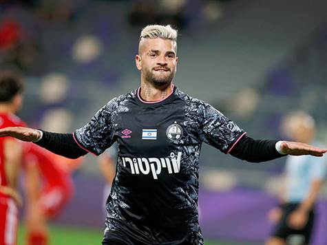 <STRONG>0:4 להפועל באר שבע!</STRONG> זובאס, במשחק שירצה לשכוח, הדף רע כדור שנבעט לעברו, וחטואל היה במקום כדי להגיע ראשון ולנעוץ ברשת את הכדור החוזר. (אלן שיבר)