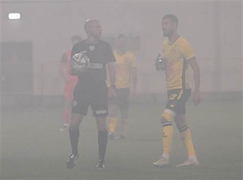 המשחק בין אשדוד לנתניה נעצר למספר דקות בעקבות אבוקות. (ברני ארדוב)