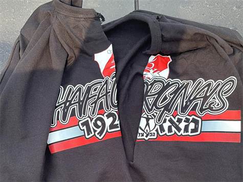 עוד לפני שריקת פתיחה, האווירה מתוחה בכרמל לקראת הדרבי. אוהד הפועל חיפה טוען שהותקף על ידי אוהדי היריבה בסביבת האיצטדיון ושיתף עם אתר ערוץ הספורט: ״ישבתי עם חברים, שניים מהם אוהדי מכבי חיפה, העברנו את הזמן לקראת המשחק. פתאום באו אלינו מספר אוהדי מכבי חיפה, מזוהים עם הקופים. לקחו לי את הטלפון לבדיקה, ניסו לחפש הוכחה שאני קשור לארגון אוהדים של הפועל חיפה, קרעו לי את החולצה. אני היחיד שהייתי עם חולצה של הפועל חיפה אז הם באו רק עלי. אני בטוח שאם לא היו איתי אוהדי מכבי זה היה נגמר גרוע יותר. אמרתי להם שאני באתי רק לראות משחק וללכת הביתה, הם אמרו ״כל לובש אדום יקבל מכות. היו 8 מאבטחים מאחורי שעמדו הסתכלו ולא עשו כלום``. בתמונה המצורפת: החולצה הקרועה של האוהד