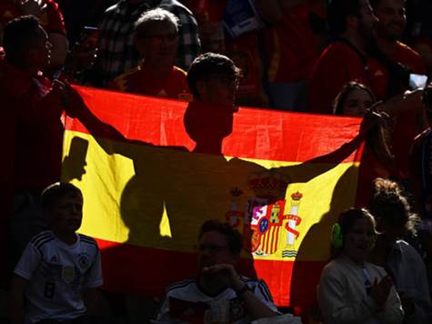 הספרדים דוחפים מהיציעים (GETTY)