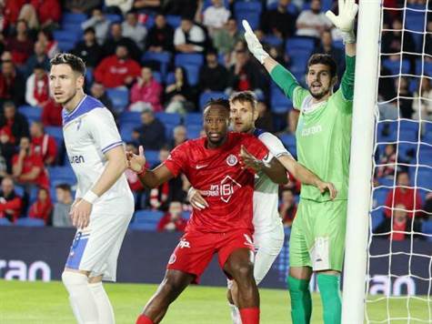 הדיפה כפולה ענקית של טננבאום! תחילה מבעיטה עוצמתית של לויזו, ולאחר מכן מכדור שחזר אליו משחקן הגנה שלו (אלן שיבר)