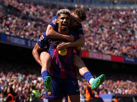 <strong>סיום בקאמפ נואו. ברצלונה גוברת 0:1 על ראיו וייקאנו, במשחק לא קל, ושומרת על מאזן של 15 ניצחונות ב-15 משחקים בבית, ופותחת לפחות זמנית פער של 7 נקודות בפסגה מריאל מדריד שתשחק מאוחר יותר נגד אתלטיקו&nbsp;(Photo by Alex Caparros/Getty Images)</strong>