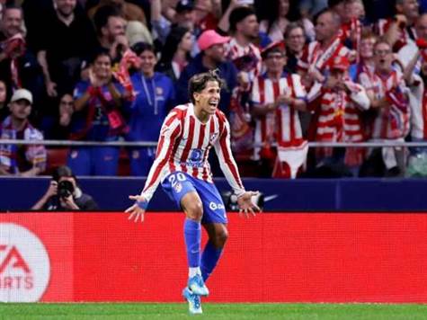 כמו ב-0:4 בגביע המלך, שוב הכדורים הארוכים של הקולצ'ונורס שוברים בקלות את קו ההגנה הגבוה של פליק. סימאונה השתלט נהדר וכבש בסטייל, על הבישול הגדול - קלמון לנגלה, שהגיע לאתלטיקו במקור בהשאלה מברצלונה. (GETTY)