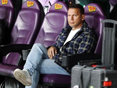 בכר מגיב עם חילוף כפול. (אלן שיבר)