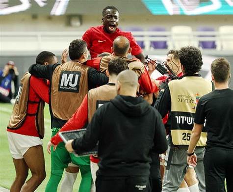 <strong>סיום בבלומפילד. הפועל תל אביב חוזרת טוב מהפגרה ומנצחת 0:2 את מכבי חיפה מפנדלים של טוריאל ולויזו (צילום: אלן שיבר)</strong>