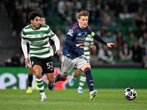 הזדמנות ראשונה של ארסנל בצד השני, עם כדור נייח שהתקרב ליוקרס, אך במקום זאת ננגח על ידי דיומנדה החוצה (GETTY)