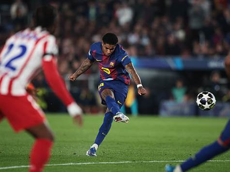 רשפורד בעט כדור חופשי למסגרת, אך מוסו הציל בקצות האצבעות.&nbsp;(David Ramos/Getty Images)