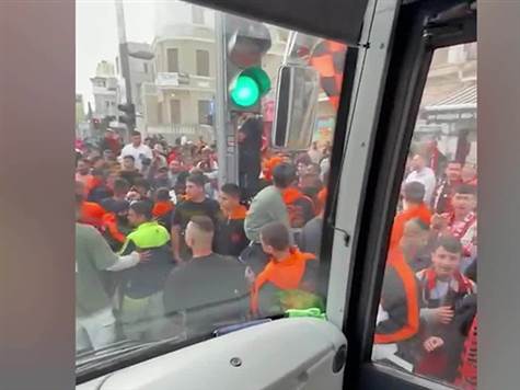 אוהדי בני יהודה אמנם לא יהיו הערב בבלומפילד, אבל כן הביעו את התמיכה שלהם סביב אוטובוס הקבוצה. <strong>צפו בתיעוד</strong>