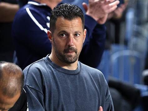 אם התוצאות נשארות על כנן, עומר פרץ והפועל פ"ת יהיו בפלייאוף העליון - אבל הם רוצים להיות רגועים ולא תלויים בתוצאה של נתניה. את זה היא תעשה רק עם ניצחון (צילום: אלן שיבר)