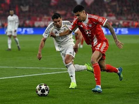 באיירן מניעה יפה את הכדור עד כה והיא מחזיקה בו יותר, אבל עד כה לונין במקום (GETTY)