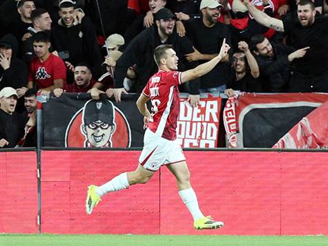 <strong>שער נפסל להפועל ב``ש:</strong> כדור רוחב של אבו רומי הגיע לאליאל פרץ שכבש, אבל האחרון היה בנבדל. זלאטנוביץ' לא הסכים (צילום: אלן שיבר)