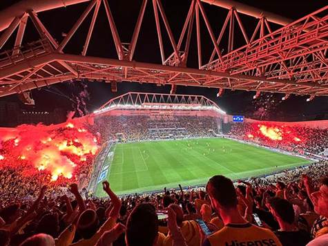 <strong>הדרבי התל אביב יצא לדרך, והופסק אחרי מספר שניות בעקבות הדלקת אמצעים פירוטכניים בשני היציעים</strong>