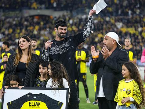 לפני פתיחת המשחק: בית"ר ערכה טקס לכבודו של הקפטן לשעבר אופיר קריאף, שפרש מכדורגל (צילום: קובי אליהו)