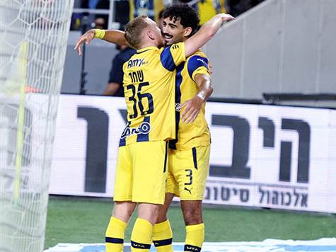 סיומה של מחצית ראשונה חד צדדית בבלומפילד: מכבי ת"א ביתרון 0:3 על מכבי חיפה, כאשר שגיב יחזקאל, דור פרץ ועידו שחר כבשו (אלן שיבר)