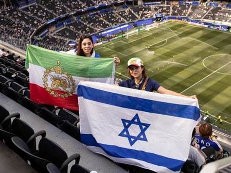 דגלי האריה והשמש מופיעים בכל פינה באיצטדיון