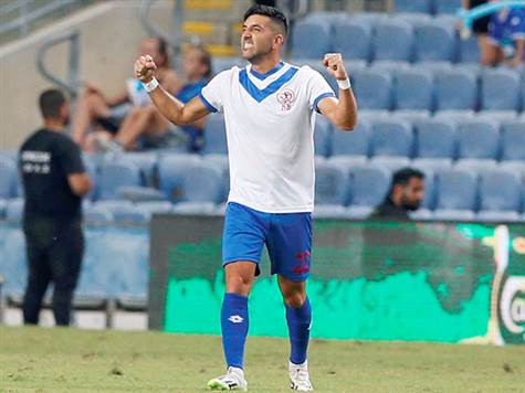 המארחת הכחולה הייתה הקבוצה היחידה שלא הפסידה לאלופה במהלך העונה הסדירה ב-2025/26, כששני המשחקים הסתיימו ב-1:1. בפלייאוף העליון לעומת זאת היא הובסה 3:0 בטרנר, והפסידה 4:2 במפגש האחרון אותו אירחה באצטדיון שלמה ביטוח.<br /><br />למעשה הניצחון האחרון של המלאבסים על האדומים היה לפני שלוש שנים (23/24), אז הם חגגו 0:1 ביתי משער של אבי ריקן, גם כן במחזור ה-4. (אלן שיבר)