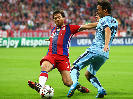 אלונסו וסילבה במאבק על הכדור . בינינו לאלונסו יותר מתאים לבן