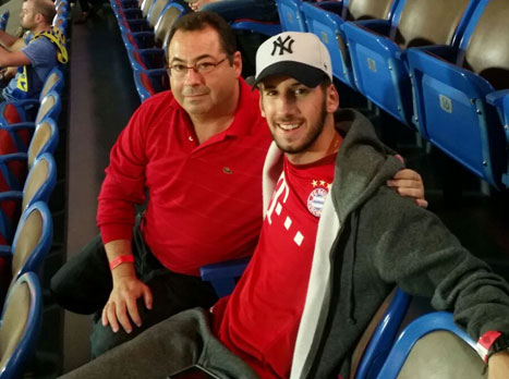 סיימון כץ, מבעלי המניות בהפועל ת``א, מארח את לוחם צה``ל ירין אשכנזי, שנפגע בפיגוע דריסה