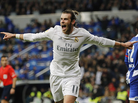 <P>בכורה מהחלומות לזידאן על הקווים בברנבאו. שלושה כיבושים של בייל, בהופעה עצומה, סחף את ריאל מדריד ל-0:5 על לה קורוניה וצמצום הפער מברצלונה שבפסגה ל-2 נקודות. הוולשי הפך לשחקן הראשון מהאי הבריטי שהבקיע בליגה הספרדית שלושער פעמיים בעונה. בנזמה הוסיף צמד.</P>
<P><BR>כבר מהפתיחה היה אפשר להרגיש באנרגיות איתן הגיע ריאל להתמודדות. זה התחיל בקבלת הפנים העוצמתית שהקהל הכין למאמן החדש, המשיך בכדורגל המהנה שהציגו השחקנים שלו, כשלצד בייל צריך לציין גם את איסקו שסיפק הופעה מצוינת, ומודריץ` שניהל היטב את המשחק של קבוצתו בקישור האחורי.</P>
<P><BR>רונאלדו אמנם לא הצליח למצוא את הרשת, אך היה פעיל מאוד והגיע למספר הזדמנויות. החמצה שלו גם הוביל לשער הנהדר של בנזמה בסיום. עם כל הכבוד, הערב הזה היה כולו של בייל, שתרם המון גם למשחק ההגנה. לוולשי יש כעת 12 שערים ב-2015/16, העונה השישית ברציפות שהוא מבקיע בדאבל-פיגרס.</P>