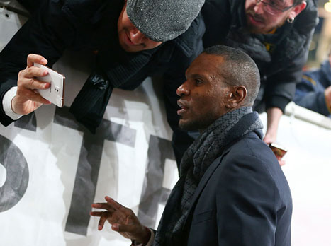 השחקנים עולים לכר הדשא וגם אריק אבידל תופס את מקומו. מיד יוצאים לדרך