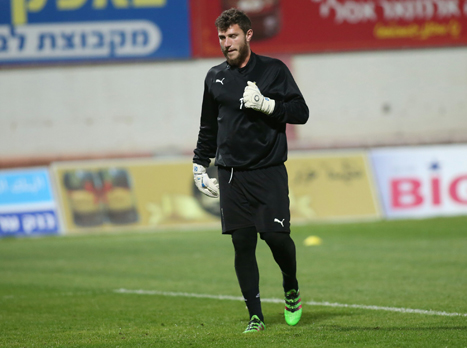 קליימן בחימום אחרון לפני השריקה (צילום: יוסי שקל)