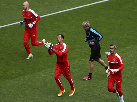 שחקני אוסטריה כבר על כר הדשא