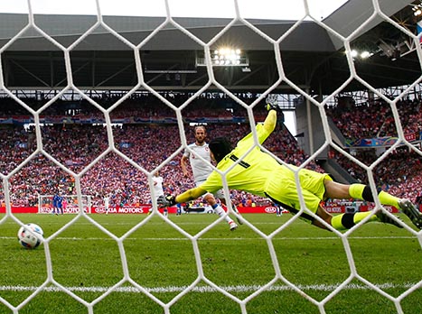 צ`ך היה חסר אונים בגול (getty)