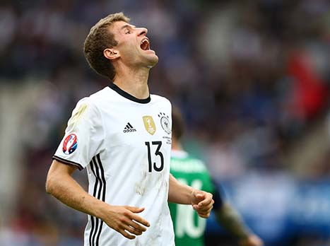 מולר מפספס עוד צ`אנס, הוא מגיע להגבהה לרחבה, אך נוגח מעל השער