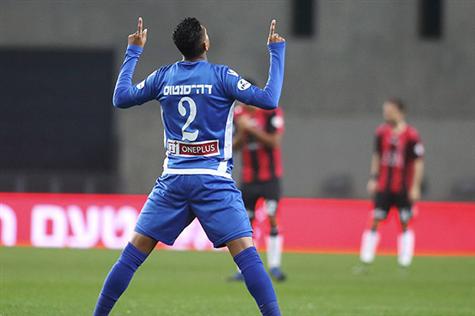 דוס סנטוס מתפלל רגע לפני השריקה. יעזור לפ``ת הפעם? (צילום: אלן שיבר)