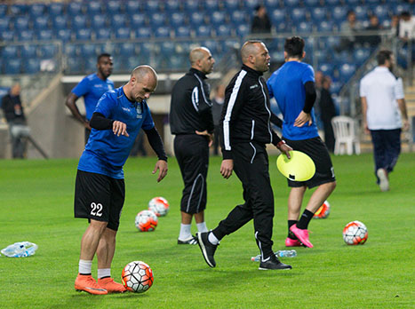 אלא שניצחון נראית כמו משימה קשה מתמיד וכמעט בלתי אפשרית כשמנגד ניצבת קבוצה כמו מכבי פתח תקווה, שכבר הבטיחה כמעט סופית מקום באירופה ותילחם על המקום השלישי. החניכים של קובי רפואה ניצחו ארבעה משחקים בחמשת משחקי הליגה האחרונים, וינסו להוסיף הערב את החמישי. עומר דנינו יפתח בהגנה במקום דוס סנטוס הפצוע