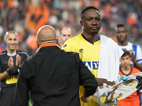 לפני השריקה, דלה איינוגבה מקבל מגן הוקרה מהבעלים של בני יהודה, ברק אברמוב. אכן נתן עונות גדולות בכתום (צילום: עודד קרני)