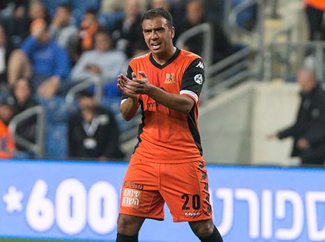 גלבאן מנסה להעיר את חבריו (צילום: עודד קרני)