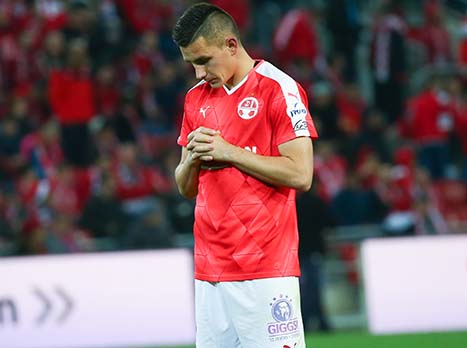 <STRONG>הובאן, שנתקל בראש של מנחם לפני שצנח לקרקע, הסתכל בדאגה והתפלל למצבו של מנחם (דני מרון)</STRONG>