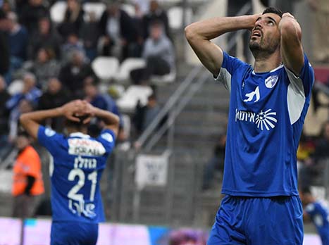 בניגוד להפועל חיפה שעדיין לא הבטיחה מקום בליגה, בקרית שמונה כבר מתחילים להתכונן לעונה הבאה. בצל המגעים עם חיים סילבס, תומר קשטן ינסה לצאת מהבוץ אחרי שני הפסדים רצופים מול הקבוצה שאותה הוא ניצחה 1:2 לפני חודש בסמי עופר<BR>(צילום: סוכנות ג`יני)