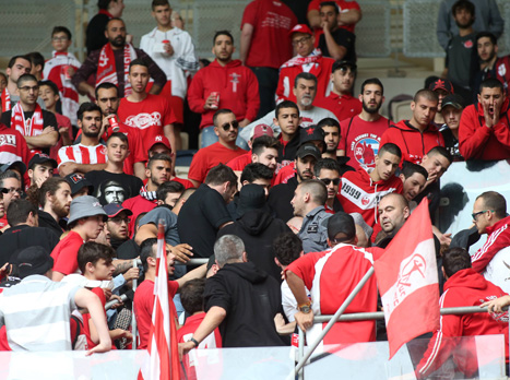 אוהדי הפועל מתעמתים עם השוטרים (יוסי שקל)