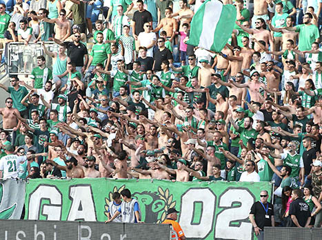 3,200 צופים הגיעו לאיצטדיון המושבה. רוב מוחלט לאוהדי מכבי חיפה כמובן (צילום: אלן שיבר)