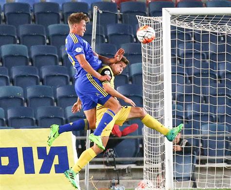 שוינפלד מעל הייסטר. מכבי ת``א מחפשת שער שני (צילום: דני מרון)