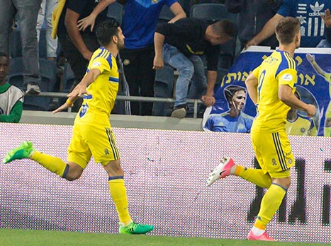 <STRONG>שליטה מוחלטת של מכבי תל אביב במתרחש על כר הדשא (צילום: עודד קרני)</STRONG>