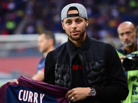 אורח מיוחד הגיע למשחק בפריז הערב. סטף קרי חבר קרוב של ניימאר (getty)