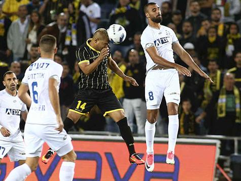 קלאודמיר מקדים את ספורי. שליטה מוחלטת של בית``ר במשחק (צילום: אלן שיבר)