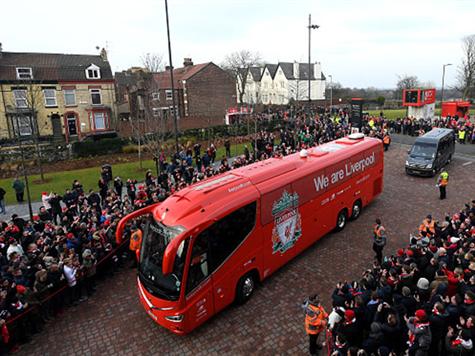 האוטובוס האדום כבר באנפילד. איזו קבלת פנים מחכה להם (getty)