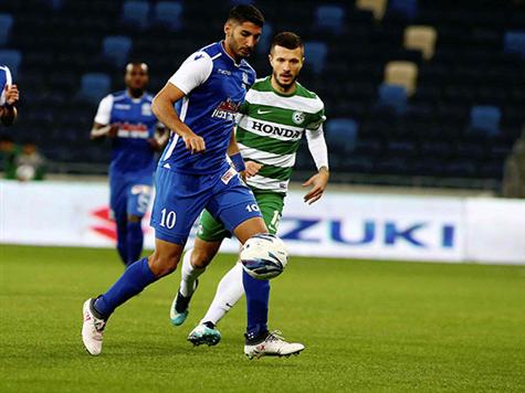 כהן לפני רוקאביצה. גם מכבי פ``ת פעילה בפתיחה (צילום: אלן שיבר)