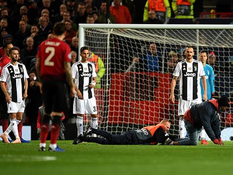 אוהד פרץ למגרש והמשחק נפסק לדקה עד שהוא פונה מכר הדשא (Michael Regan, GETTY)