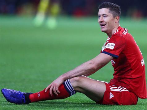 לבנדובסקי דורש מגרפה פנדל, אבל השופט לא קונה את ההתחזות של הפולני ובצדק!