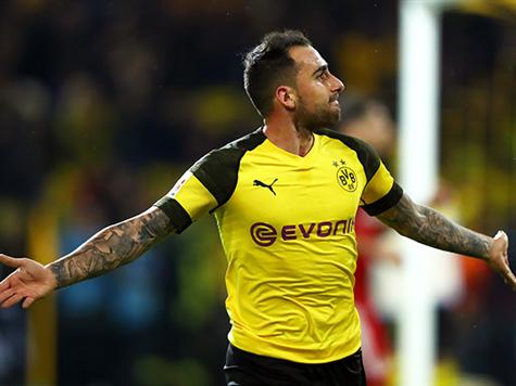 איזה כדורגל נפלא של דורטמונד במחצית הזאת! הכל מתחיל באיבוד כדור של ריברי, סאנצ`ו מעביר את הכדור לויטסל שמכניס כדור עומק אדיר לאלקאסר. הספרדי מכניע את נוייר וקובע מהפך. 2:3 אדיר לדורטמונד